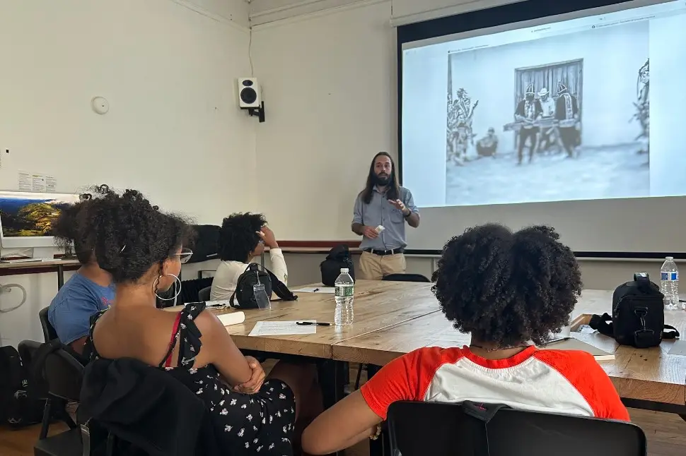 El fotógrafo guatemalteco Santiago Billy presenta sus fotografías en blanco y negro sobre la danza del Palo Volador y también ha ofrecido conferencias sobre la multiculturalidad gautemalteca en el Bronx Documentary Center, como parte del Foto Festival Latinoamericano 2024. – SoyMigrante.com – SoyMigrante.com