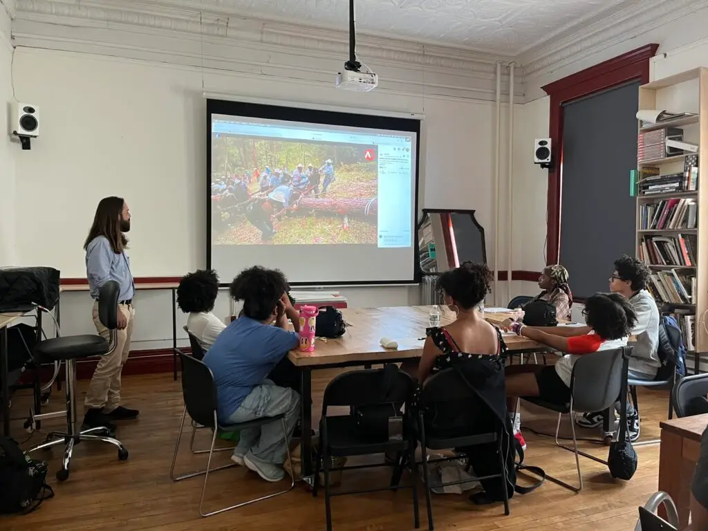 El fotógrafo guatemalteco Santiago Billy presenta sus fotografías en blanco y negro sobre la danza del Palo Volador y también ha ofrecido conferencias sobre la multiculturalidad gautemalteca en el Bronx Documentary Center, como parte del Foto Festival Latinoamericano 2024.