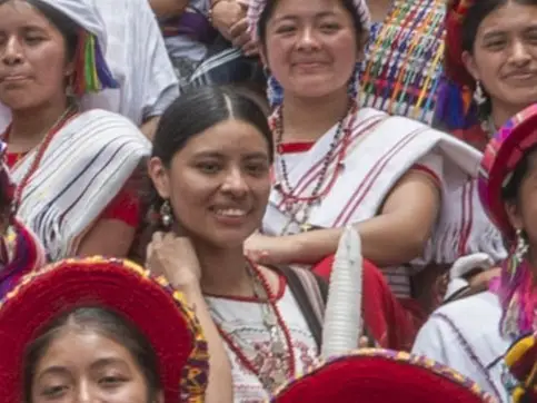 "Estoy para servirles", dijo la nueva Rabin Ajau 2024, Arly Paola Cholotío de San Juan La Laguna. Imagen del inicio del certamen el jueves 25 de julio en el cerro Chi Ixim, Tactic, Alta Verapaz. Allí estaba ella compartiendo con las 114 aspirantes. (Fotografía Abel Juárez)