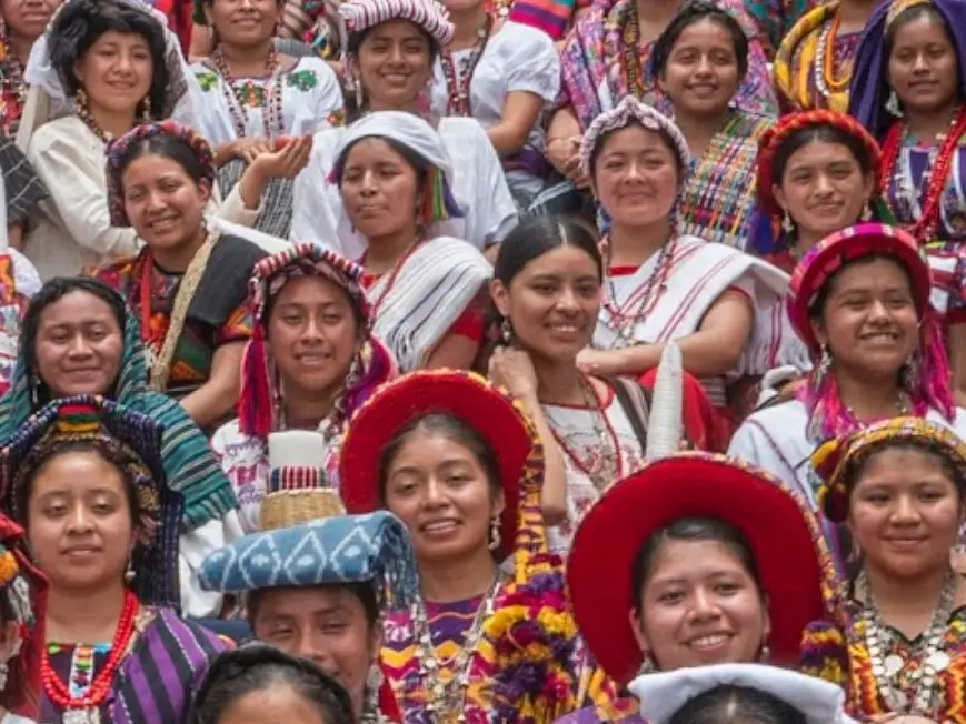 "Estoy para servirles", dijo la nueva Rabin Ajau 2024, Arly Paola Cholotío de San Juan La Laguna. Imagen del inicio del certamen el jueves 25 de julio en el cerro Chi Ixim, Tactic, Alta Verapaz. Allí estaba ella compartiendo con las 114 aspirantes. (Fotografía Abel Juárez)