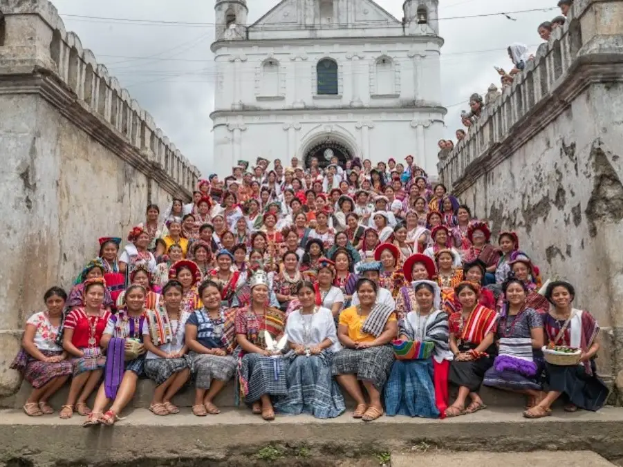 "Estoy para servirles", dijo la nueva Rabin Ajau 2024, Arly Paola Cholotío de San Juan La Laguna. Imagen del inicio del certamen el jueves 25 de julio en el cerro Chi Ixim, Tactic, Alta Verapaz. Allí estaba ella compartiendo con las 114 aspirantes. (Fotografía Abel Juárez)