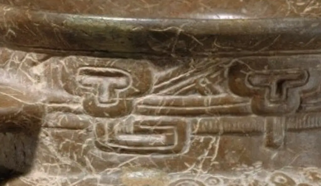 Detalle del tarro maya para el consumo de chocolate. Esta franja es denominada "banda celeste" un indicador de trascendencia y grandeza. (Fotografía Met Museum de Nueva York, bajo licencia de Creative Commons) – SoyMigrante.com – SoyMigrante.com