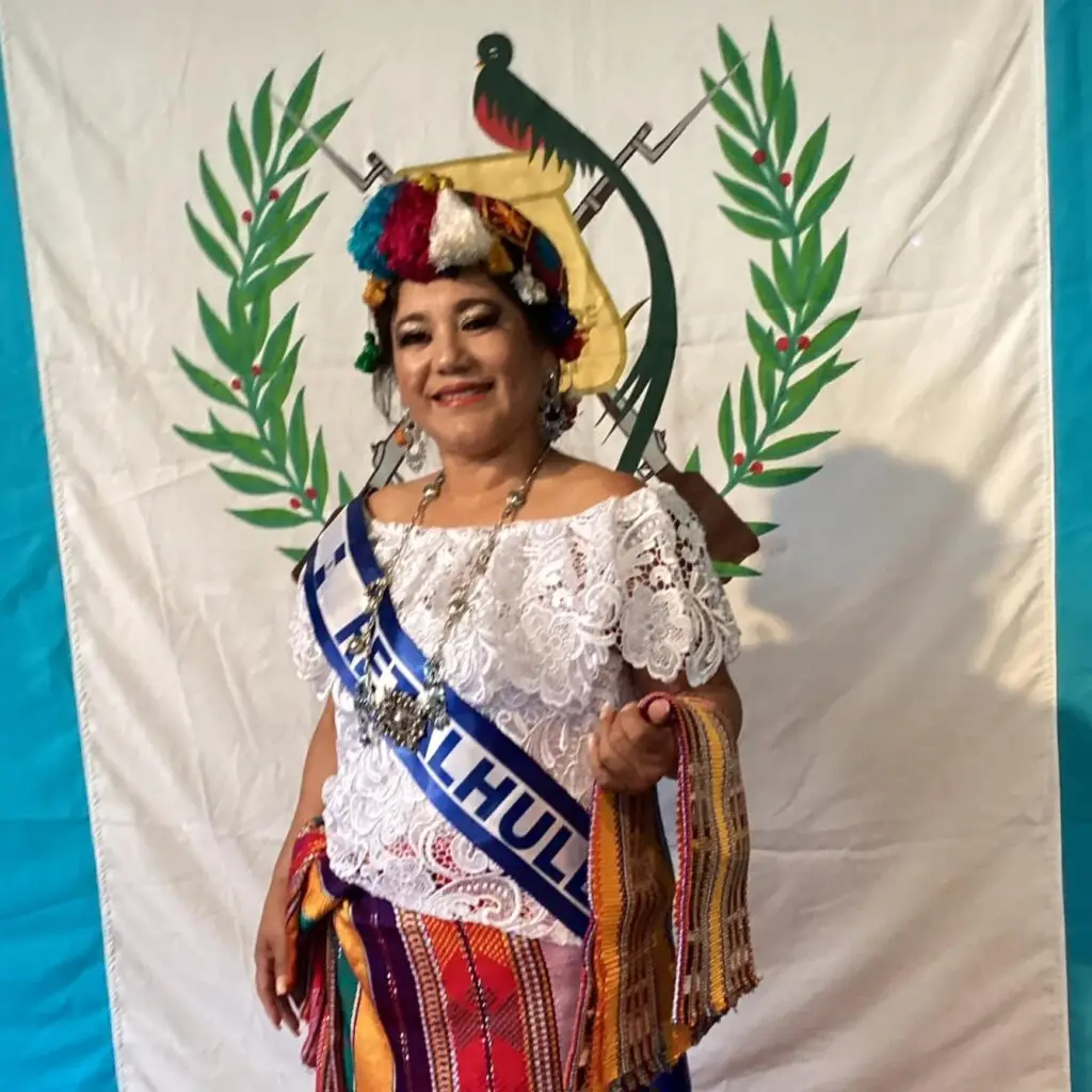 Verónica ya había participado una vez en el certamen Mrs. Red Migrante, en 2022. Ha pertenecido a un grupo de Danzas Tradicionales Guatemaltecas, en el cual también colabora con su habilidad de costura, heredada de sus padres. – SoyMigrante.com – SoyMigrante.com