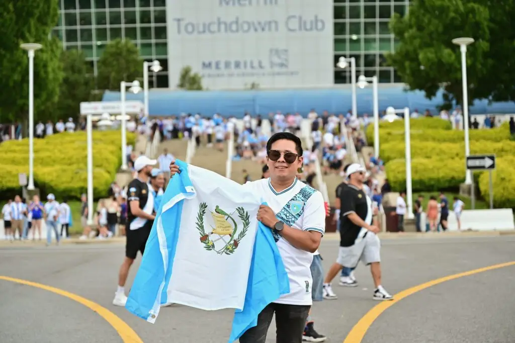 Cada vez que juega la selección de Guatemala o algún equipo local, Missael Sian acude a ver los partidos. Curiosamente ha ido a algún estadio en donde alguna vez trabajó en limpieza como segundo empleo para poder comprar su primera cámara en EE.UU. (Fotografía cortesía Missael Sian) – SoyMigrante.com – SoyMigrante.com