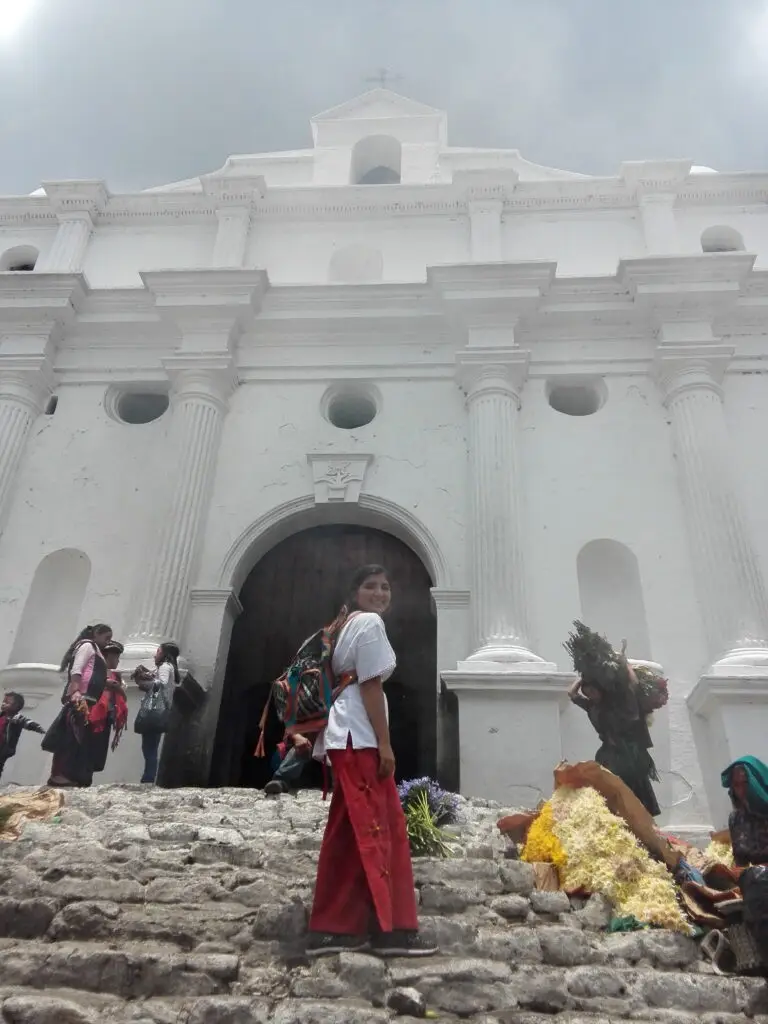 La parroquia de Santo Tomás Chichicastenango está construida sobre un antiguo templo ceremonial maya. A la fecha, se efectúan rituales de la iglesia católica pero también ceremonias mayas. (Foto Gustavo Montenegro) – SoyMigrante.com – SoyMigrante.com