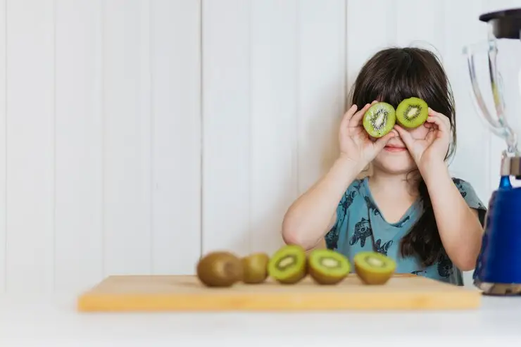 El kiwi es rico en antioxidantes, pero de 0 a 2 años es mejor no darle para evitar que coman las semillas. Foto: Freepik – SoyMigrante.com – SoyMigrante.com