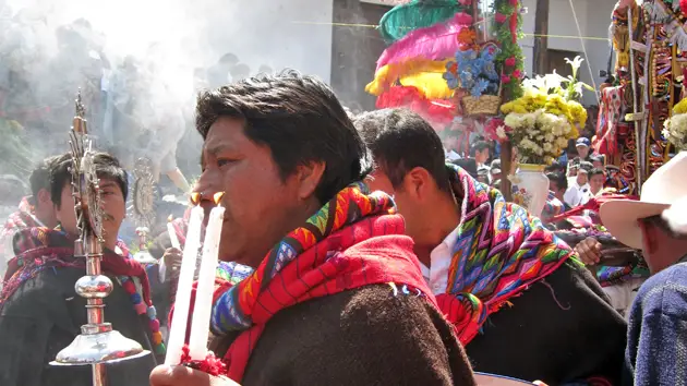 Cofradía en Chichicastenango. Foto: Isabel Hawkins / Living Maya Time – SoyMigrante.com – SoyMigrante.com