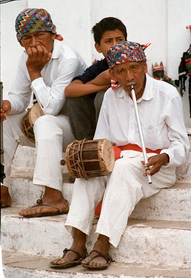 En la actualidad son mayormente los ancianos quienes utilizan la indumentaria tradicional, aunque en ocasiones festivas hay grupos de niños y jóvenes que lo portan con orgullo. Foto Edwin Castro