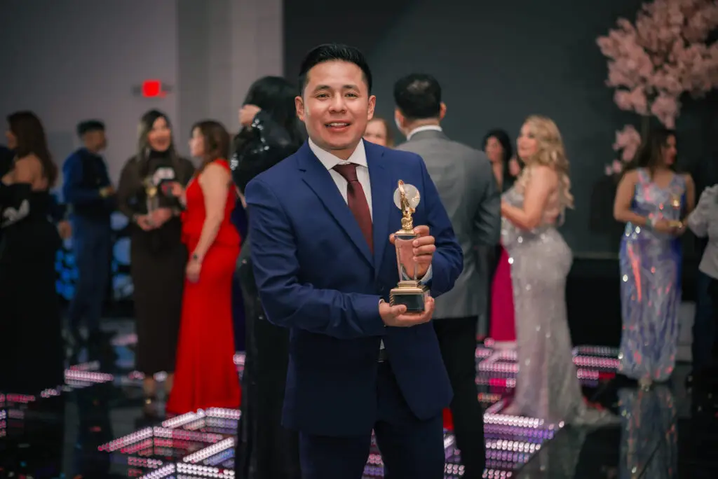 Missael Sian exhibe el trofeo que recibió en febrero de 2024 por su trabajo fotográfico, otorgado por Latino Golden Awards, en Virginia. (Fotografía cortesía Missael Sian) – SoyMigrante.com – SoyMigrante.com