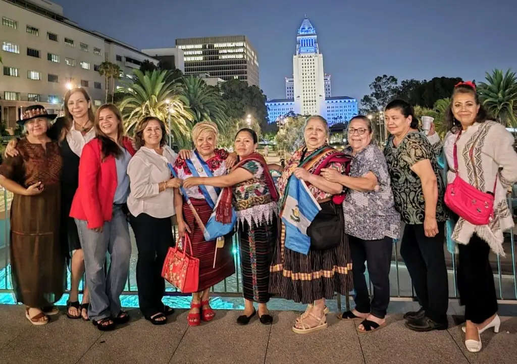 Un grupo de migrantes chapines se congregó frente al City Hall iluminado de azul y blanco con motivo de la Semana del Guatemalteco declarada por la ciudad de Los Angeles. – SoyMigrante.com – SoyMigrante.com