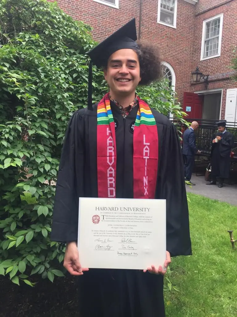 José Coronado se graduó de la Universidad de Harvard, donde estudió con beca completa gracias a su alto rendimiento en matemática durante la High School. Egresó de dos carreras: Matemática y Literatura. – SoyMigrante.com – SoyMigrante.com