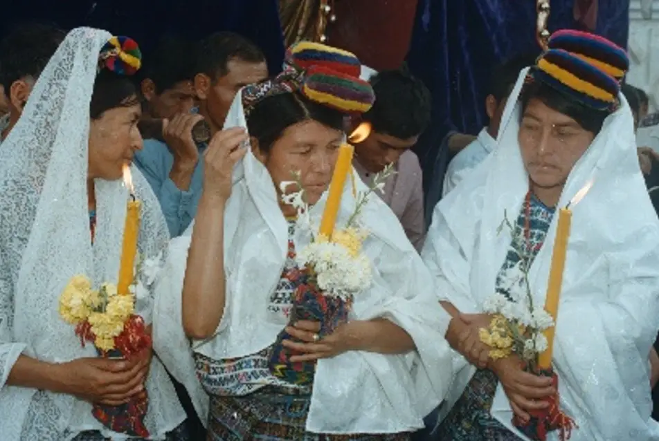 Mujeres de la comunidad maya achi' participan en actividades de la cofradía por la fiesta patronal de San Pablo Rabinal, Baja Verapaz. (Fotografía Edwin Castro) – SoyMigrante.com – SoyMigrante.com