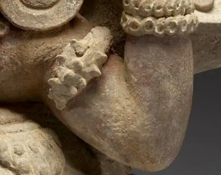 Detalle de las conchas marinas, similares a aquella de donde sale el personaje. (Detalle de los collares del personaje. (Fotografía del Museo de Arte Walters, reproducida bajo licencia Creative Commons – SoyMigrante.com – SoyMigrante.com