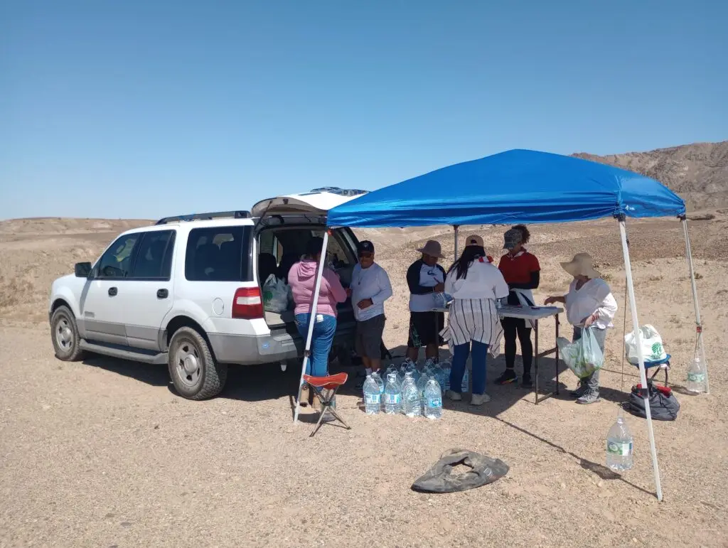 Bajo un sol intenso y ccn una coordinación especial para evitar cualquier riesgo, los voluntarios de la Red Migrante Guatemalteca distribuyen agua y otros productos de sobrevivencia en ciertos lugares del desierto de California, cerca de Arizona, con el afán de salvar vidas. (Foto Red Migrante Guatemalteca) – SoyMigrante.com – SoyMigrante.com