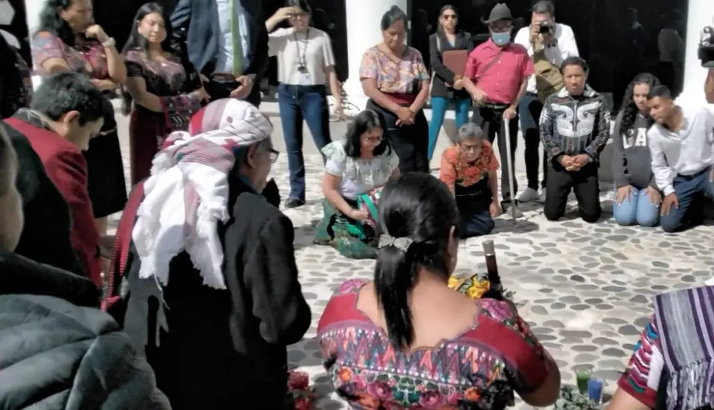 Previo al inicio del simposio se efectuó una ceremonia maya para pedir permiso al Creador y Formador, con invocación a los ancestros. Fue un momento solemne en la víspera del Día Internacional de los Pueblos Indígenas. La actividad se desarrolló en el Museo Nacional de Arqueología. – SoyMigrante.com – SoyMigrante.com