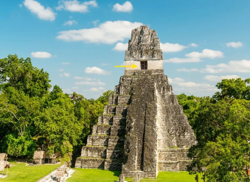 En varios templos de Tikal se encontraron dinteles de madera. Estos se ubicaban adentro de la parte superior de pirámides como el Templo I o Gran Jaguar. – SoyMigrante.com – SoyMigrante.com