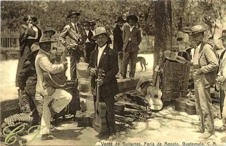 Vendedores de guitarras en la feria de Jocotenango hacia 1900.