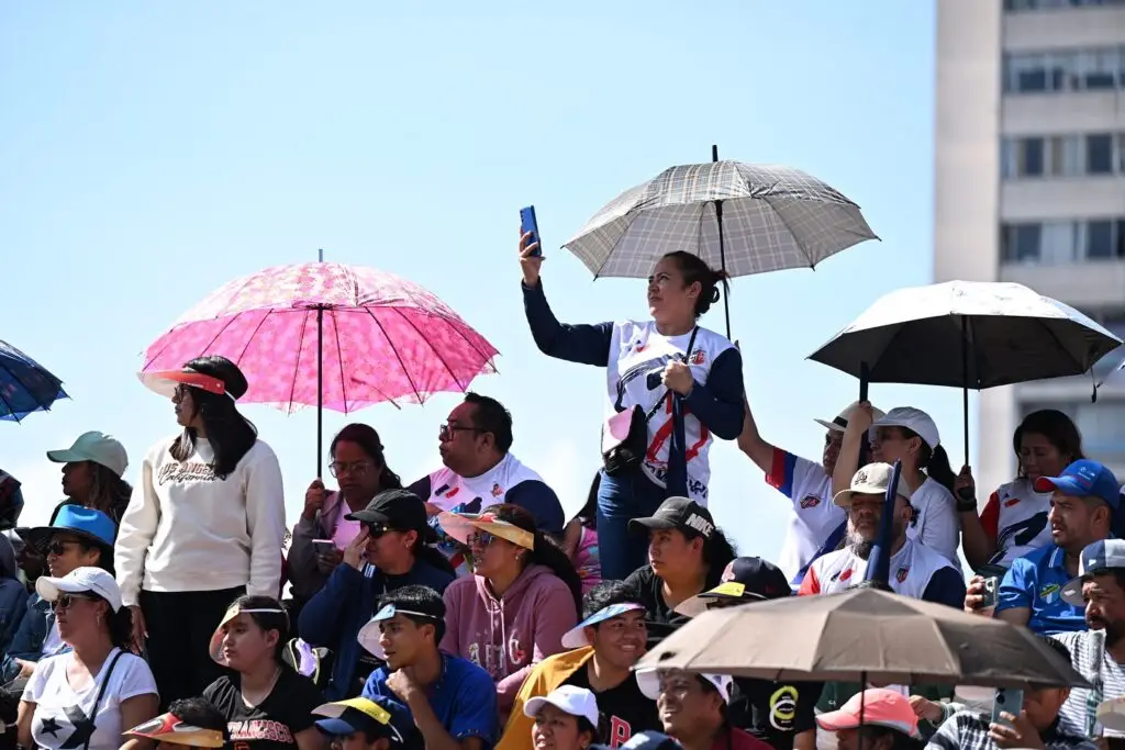 Guatemaltecos presencian el desfile del 15 de septiembre de 2024 frente al Palacio Nacional (Fotografía Gob. de Guatemala)