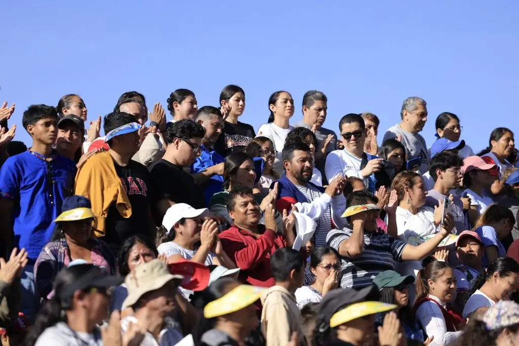 Guatemaltecos presencian el desfile del 15 de septiembre de 2024 frente al Palacio Nacional (Fotografía Gob. de Guatemala)