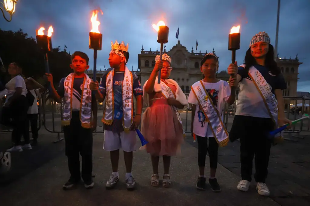 Estudiantes guatemaltecos participan en la actividad de encendido de antorchas por las fiestas patrias de 2024. Fotografía Óscar Rivas – SoyMigrante.com – SoyMigrante.com