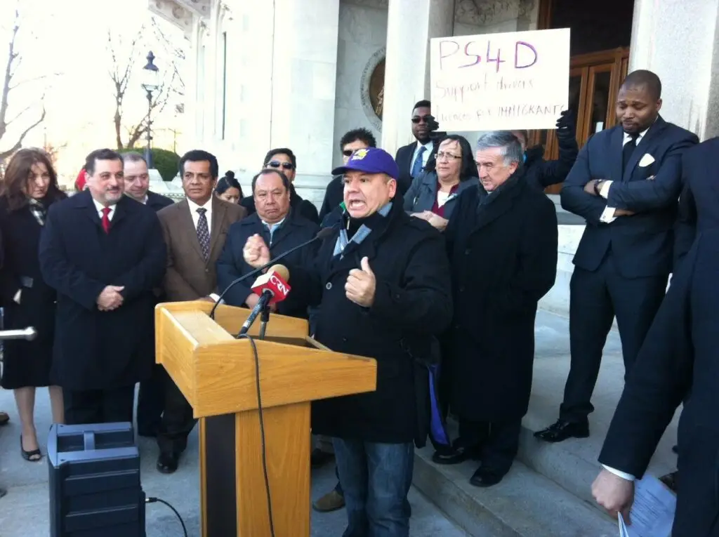 En 2013, como parte de un sindicato de trabajadores de limpieza, Leonel Arenas apoyó normativas para mejora salarial, derechos laborales y también legislación de conducción segura, en Connecticut. Foto de 2013 frente al Congreso de Connecticut. (Foto FB Leonel Arenas) – SoyMigrante.com – SoyMigrante.com