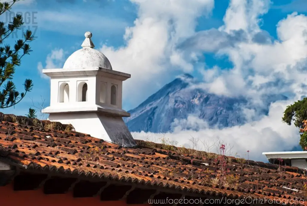 La ciudad está ubicada en las faldas del Volcán de Agua. Foto: Jorge Ortiz