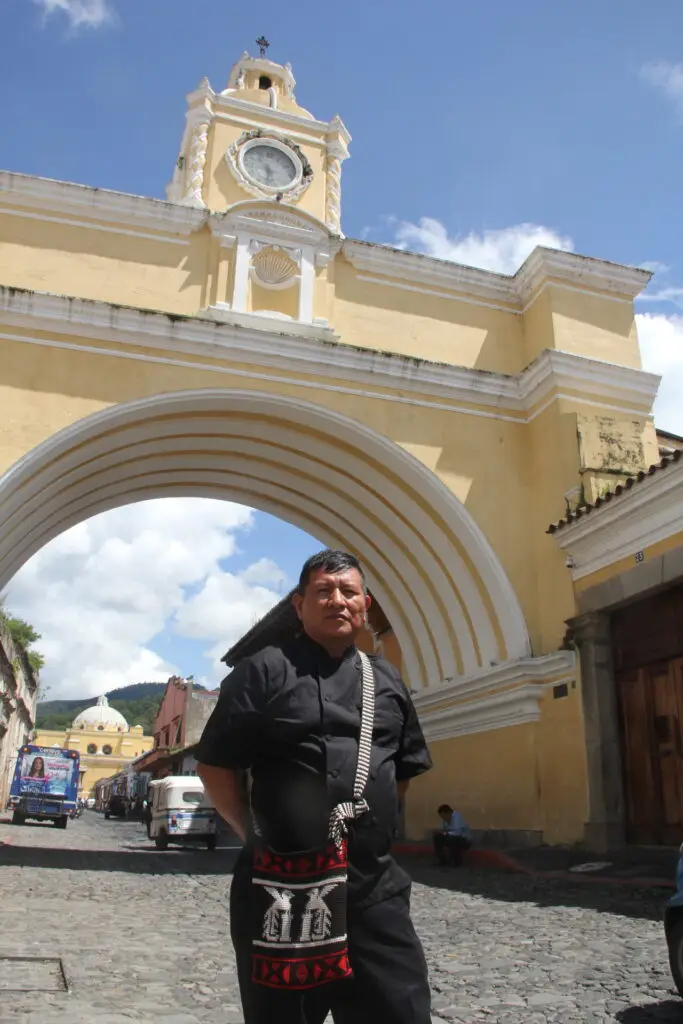 Chef Juan Guarcas, migrante por 29 años en Estados Unidos y fundador junto con su esposa María Magdalena Martínez de Guarcas,  del restaurante Bella Mía en Texas, visita por primera vez Antigua Guatemala.