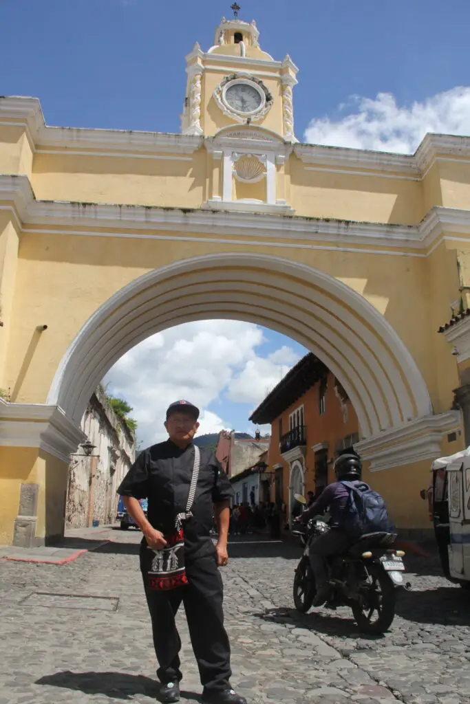 Chef Juan Guarcas, migrante por 29 años en Estados Unidos y fundador junto con su esposa María Magdalena Martínez de Guarcas,  del restaurante Bella Mía en Texas, visita por primera vez Antigua Guatemala.