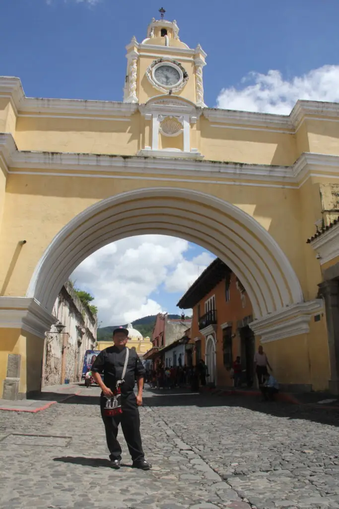 Chef Juan Guarcas, migrante por 29 años en Estados Unidos y fundador junto con su esposa María Magdalena Martínez de Guarcas,  del restaurante Bella Mía en Texas, visita por primera vez Antigua Guatemala.