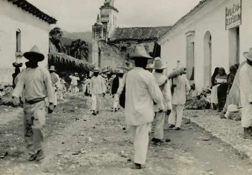 Fotografía de Jocotán, Chiquimula, uno de los municipios con gran numero de pobladores ch'orti'. Puede observarse la vestimenta tradicional blanca que utilizaban los varones entonces. Hoy utilzan prendas "occidentales" mayoritariamente. (Fotografía Facebook Muni Jocotán) – SoyMigrante.com – SoyMigrante.com