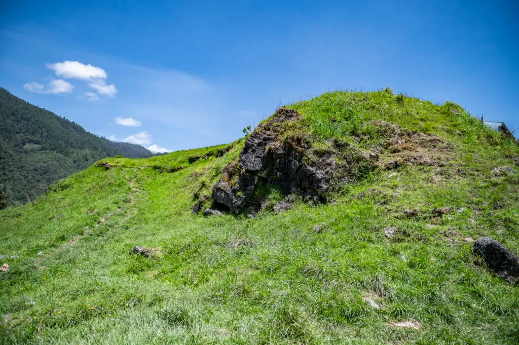 Sitio arqueológico en las proximidades de San Mateo Ixtatán, que se presume fue un asentamiento prehispánico chuj. Nunca ha sido debidamente estudiado a pesar de su conservación y evidente importancia.l (Fotos Abel Juárez)