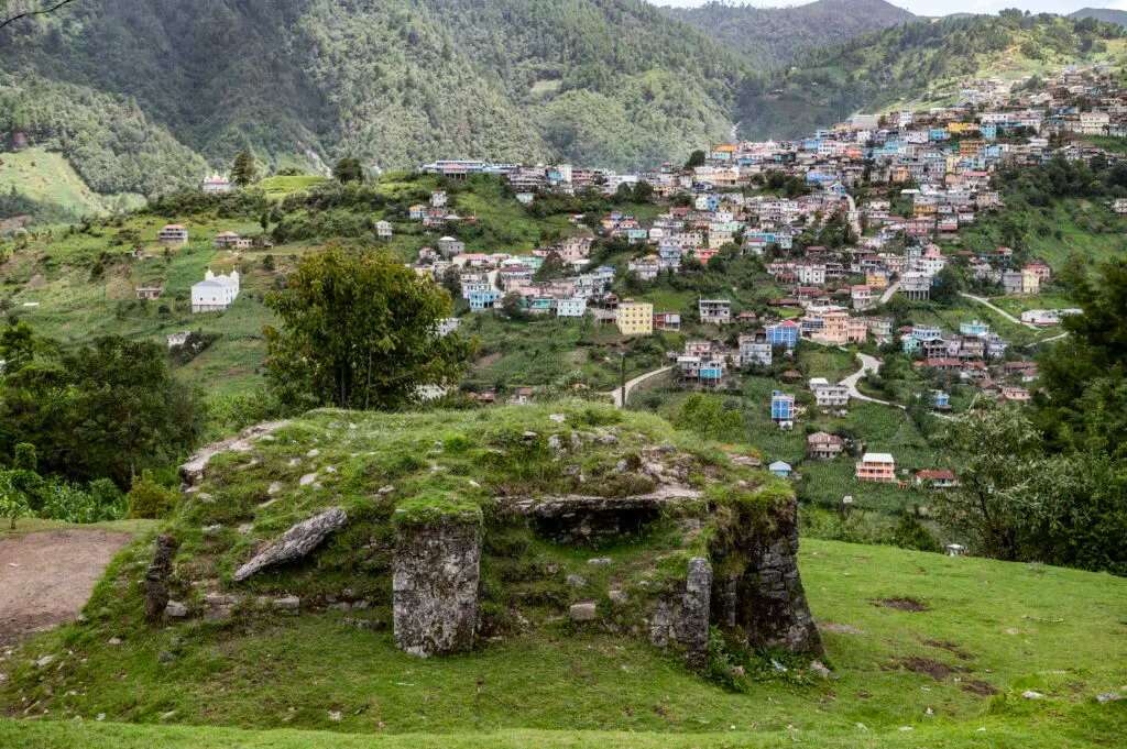 Sitio arqueológico en las proximidades de San Mateo Ixtatán, que se presume fue un asentamiento prehispánico chuj. Nunca ha sido debidamente estudiado a pesar de su conservación y evidente importancia.l (Fotos Abel Juárez)