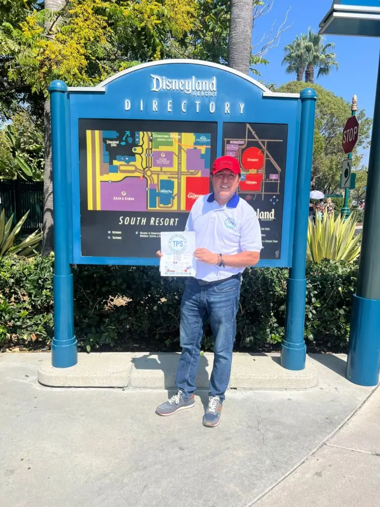 Esvin ha llegado hasta al parque Disneyland para obtener firmas.