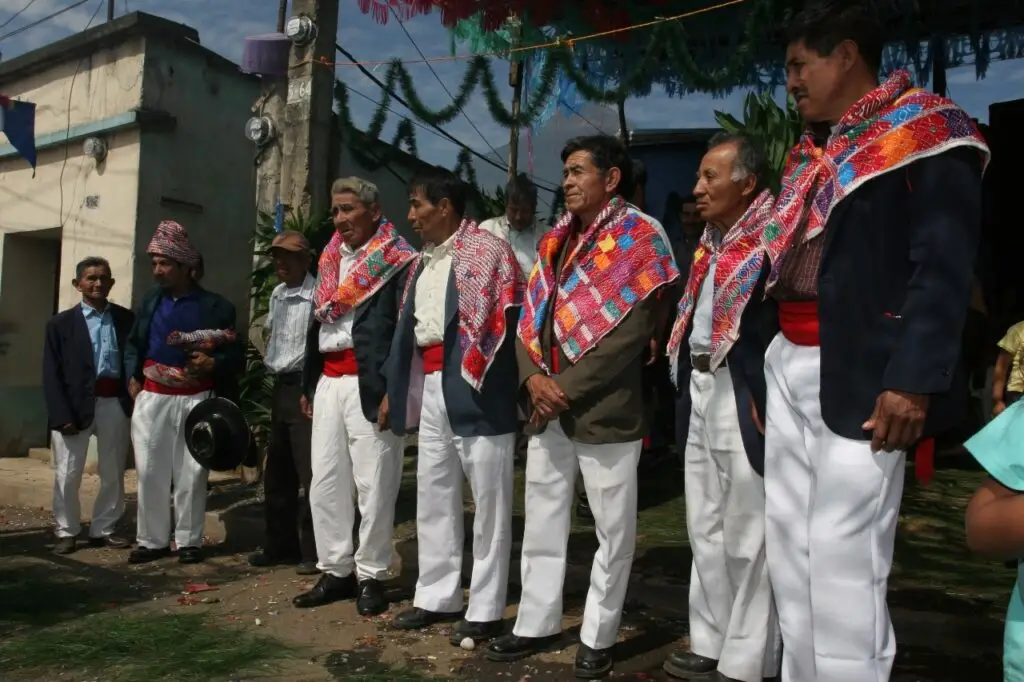 Ancianos de la comunidad Poqomam de Palín participan en actividades de la feria patronal, luciendo su emblemática indumentaria. (Foto Edwin Castro) – SoyMigrante.com – SoyMigrante.com