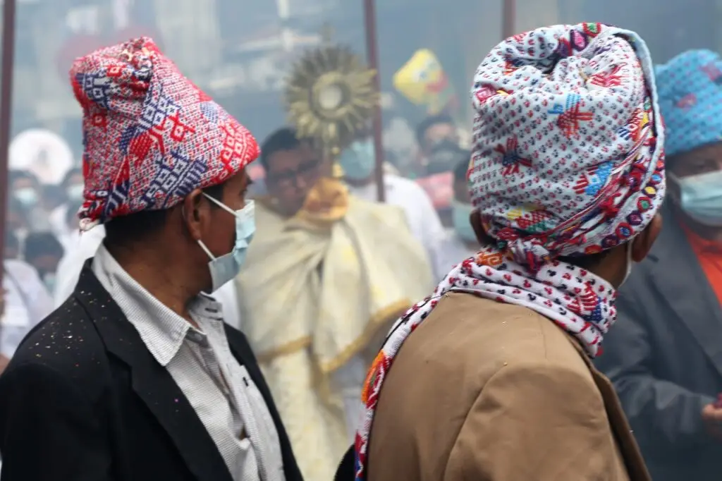 El "mosquito" o gorro ceremonial Poqomam es utilizado en ocasiones muy solemnes y solo por las autoridades espirituales. (Fotografía Edwin Castro) – SoyMigrante.com – SoyMigrante.com