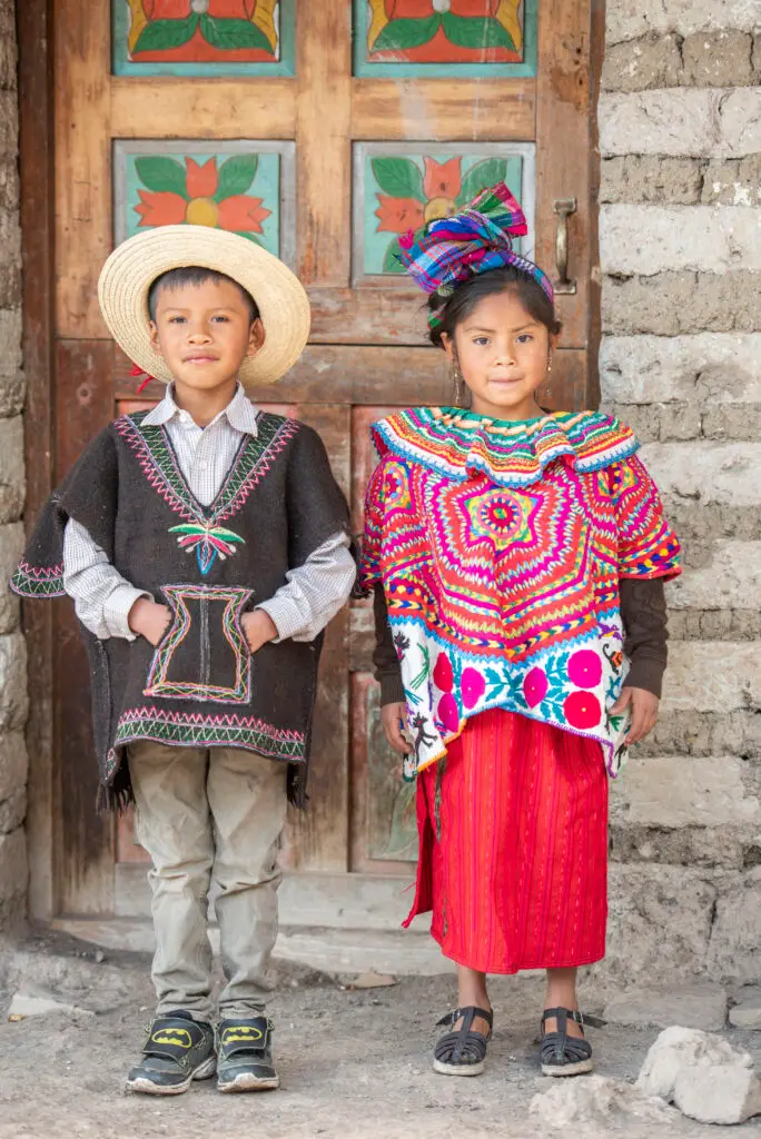 El capizay es una prenda varonil que el pueblo chuj comparte con pueblos como el Qánjob'al, aunque con detalles de bordado y diseño levemente distintos. (Fotografía Abel Juarez) – SoyMigrante.com – SoyMigrante.com