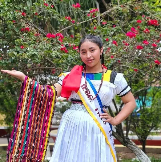 La indumentaria tradicional femenina sipakapense es la que aún se conserva. La Academia de Lenguas Mayas de Guatemala efectúa grandes esfuerzos para conservar el idioma e identidad de este pueblo maya guatemalteco. (Fotografía ALMG) – SoyMigrante.com – SoyMigrante.com