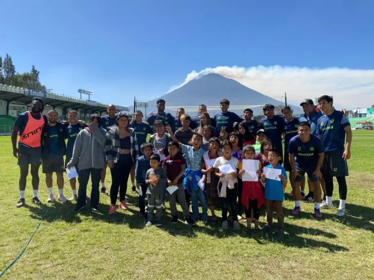 Kennedy invitó a los niños del colegio Sueños, Antigua Guatemala, a ver un partido de los Panzas Verdes.