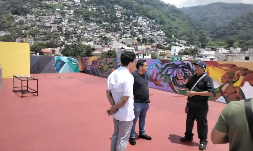 El migrante y chef profesional Juan Guarcas, conversa con los dos chef a cargo de la cocina de El Patojismo, en Jocotenango, Sacatepéquez, un proyecto orientado a generar mejores oportunidades educativas y laborales para jóvenes. – SoyMigrante.com – SoyMigrante.com