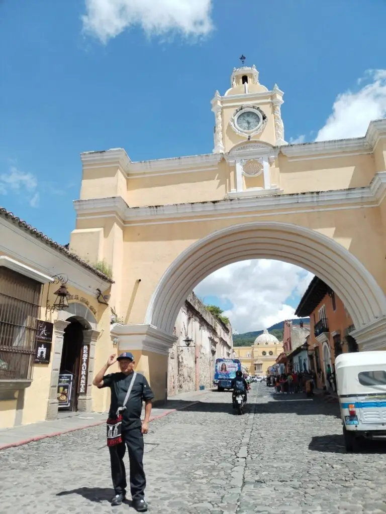 Chef Juan Guarcas, migrante por 29 años en Estados Unidos y fundador junto con su esposa María Magdalena Martínez de Guarcas,  del restaurante Bella Mía en Texas, visita por primera vez Antigua Guatemala.