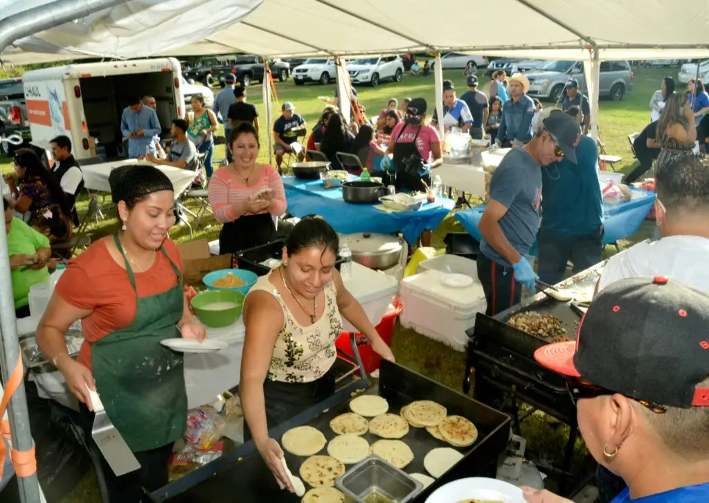 Buscar puestos de comida de tu país ayudará con la nostalgia. Foto: Guatemala Center in New England. – SoyMigrante.com – SoyMigrante.com