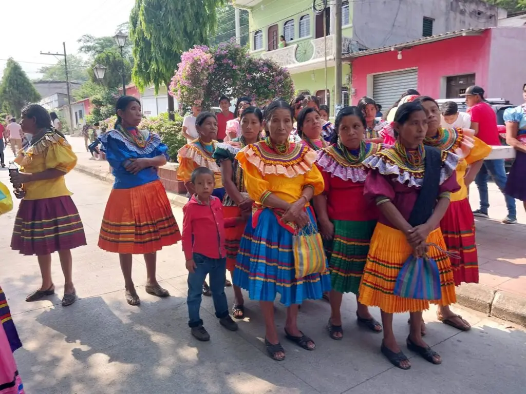 Los vivos colores y las prendas confeccionadas en tela satinada contituyen un símbolo de la identidad ch'orti' (Foto Muni Jocotán)