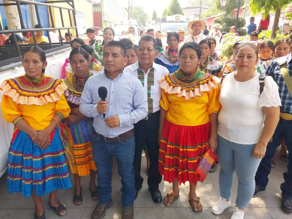 Las mujeres ch'orti' confeccionan sus prendas, pero también elaboran artesanías de jarcia y lazo. La situación económica y agricultura de sobrevivencia generan constantes crisis alimentarias en el área ch'orti'.