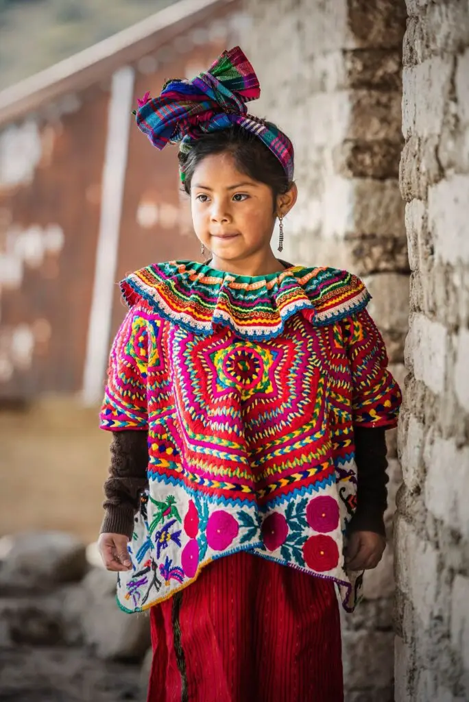 La tradición de la indumentaria chuj se ha mantenido más entre las mujeres, debido a que ellas mismas bordan sus güipiles: un trabajo que puede llevar hasta un año. (Fotografía Abel Juárez)