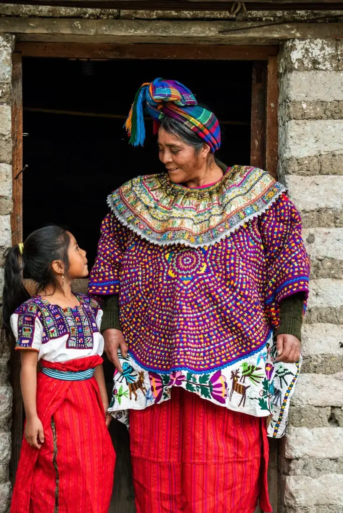 El güipil chuj de San Mateo Ixtatán es uno de los más deslumbrantes de la indumentaria tradicional maya guatemalteca. (Fotografía Abel Juárez)