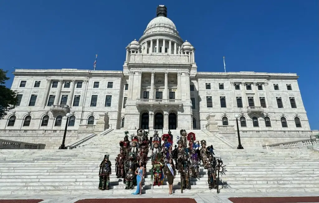 Fotografía conmemorativa del Convite Guatemala Rhode Island frente a la sede del Congreso de dicho Estado, desde donde envían saludo a la comunidad guatemalteca migrante en EE.,UU y también a los connacionales en suelo guatemaltecol. (Fotografía Convite GRI) – SoyMigrante.com – SoyMigrante.com