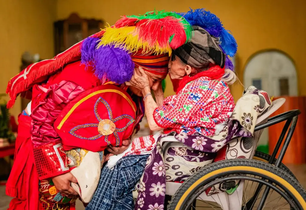 Alejandro "Xixo" Rax se ha dedicado a impulsar la Danza de las Guacamayas para conservar la tradición heredada de su abuela Ana Rax, de 92 años. Se han presentado en San Cristóbal Verapaz, pero también en Estados Unidos. (Foto FB. Xixo Rax)