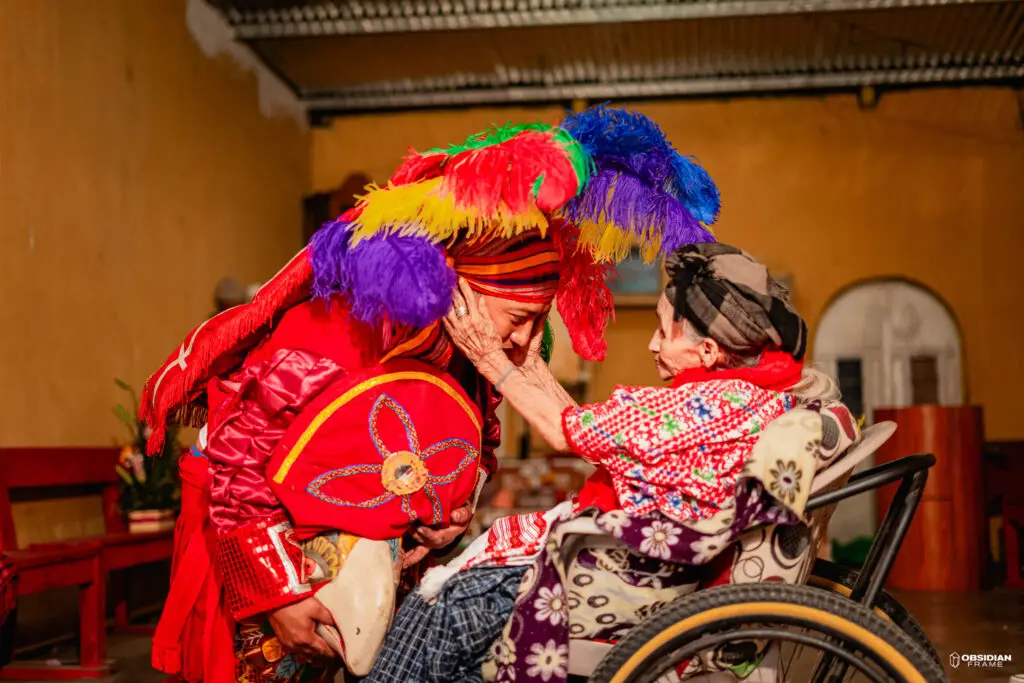 Alejandro "Xixo" Rax se ha dedicado a impulsar la Danza de las Guacamayas para conservar la tradición heredada de su abuela Ana Rax, de 92 años. Se han presentado en San Cristóbal Verapaz, pero también en Estados Unidos. (Foto FB. Xixo Rax)