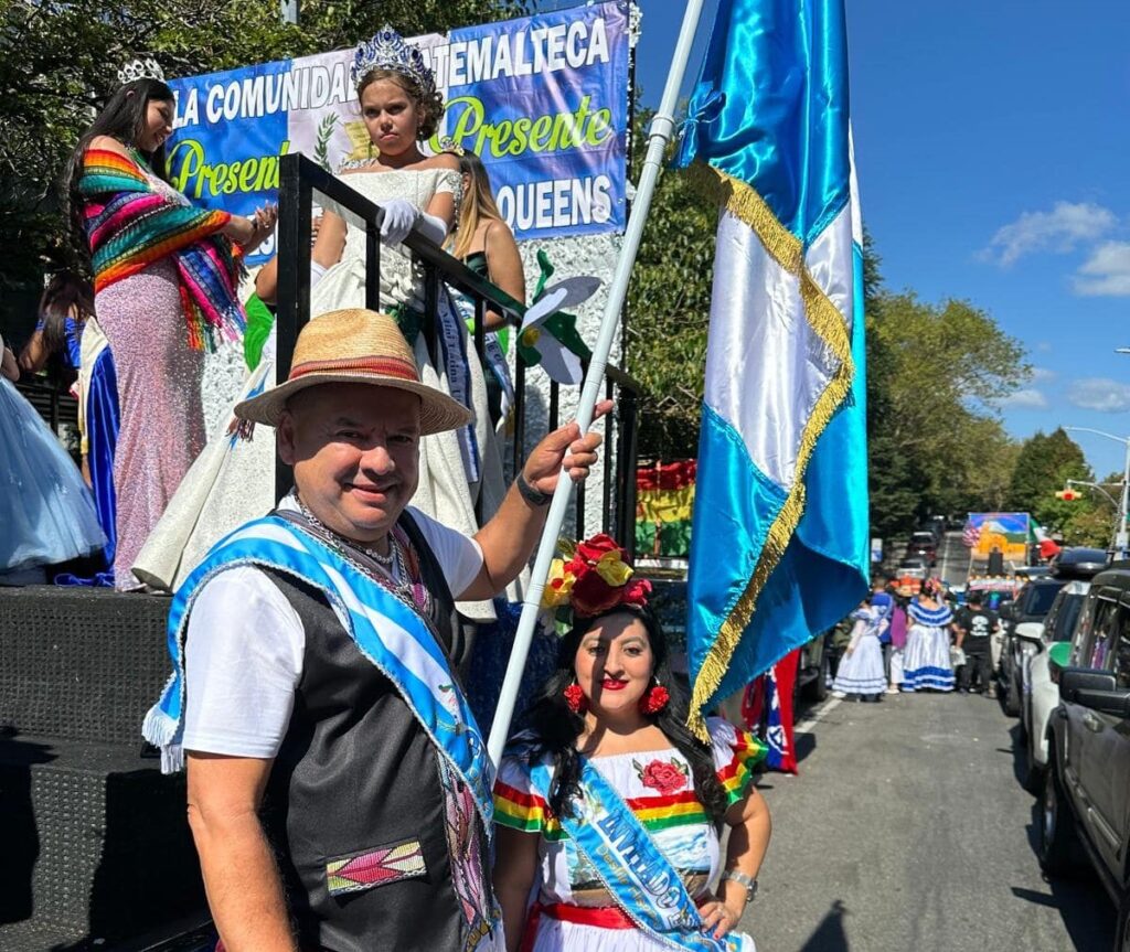 Leonel Arenas junto a la carroza que transportó a las reinas del certamen Miss y Mrs. Guatemala Connecticut. – SoyMigrante.com – SoyMigrante.com