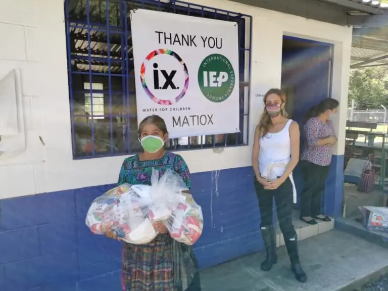 Durante la pandemia, con la venta de mascarillas lograron comprar alimentos y donarlos en Atitlán. Foto: Francesca Kennedy – SoyMigrante.com – SoyMigrante.com